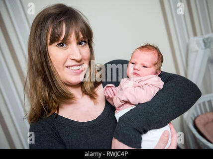 Hambourg, Allemagne. 08Th Mar, 2019. Mère Ela Meier détient ses trois jours, Matilda de l'enfant dans ses bras. Les 34 ans a donné naissance à l'enfant dans un restaurant schnitzel à Hambourg. Crédit : Daniel Bockwoldt/DPA - ATTENTION : Seulement pour un usage éditorial en relation avec les rapports actuels et qu'avec mention de la complète de crédit ci-dessus/dpa/Alamy Live News Banque D'Images