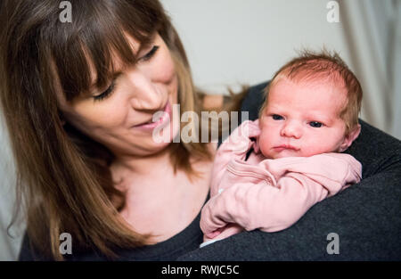 Hambourg, Allemagne. 08Th Mar, 2019. Mère Ela Meier détient ses trois jours, Matilda de l'enfant dans ses bras. Les 34 ans a donné naissance à l'enfant dans un restaurant schnitzel à Hambourg. Crédit : Daniel Bockwoldt/DPA - ATTENTION : Seulement pour un usage éditorial en relation avec les rapports actuels et qu'avec mention de la complète de crédit ci-dessus/dpa/Alamy Live News Banque D'Images