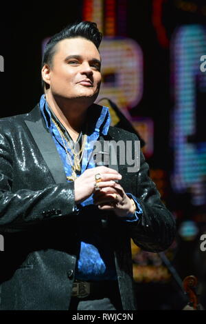 Moscou, Russie. 6e Mar 2019. Concert à la mémoire d'Elvis Presley à Moscou. Elvis. Le Roi - un hommage unique show, une collection des meilleurs concerts de la télévision du grand Elvis et ses engagements au niveau des sites de Las Vegas. Moscou, Centre des congrès. Plékhanov, le 6 mars 2019. Crédit : Pavel Kashaev/Alamy Live News Banque D'Images