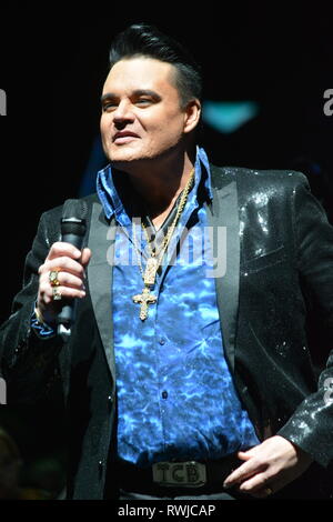 Moscou, Russie. 6e Mar 2019. Concert à la mémoire d'Elvis Presley à Moscou. Elvis. Le Roi - un hommage unique show, une collection des meilleurs concerts de la télévision du grand Elvis et ses engagements au niveau des sites de Las Vegas. Moscou, Centre des congrès. Plékhanov, le 6 mars 2019. Crédit : Pavel Kashaev/Alamy Live News Banque D'Images