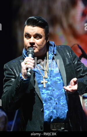 Moscou, Russie. 6e Mar 2019. Concert à la mémoire d'Elvis Presley à Moscou. Elvis. Le Roi - un hommage unique show, une collection des meilleurs concerts de la télévision du grand Elvis et ses engagements au niveau des sites de Las Vegas. Moscou, Centre des congrès. Plékhanov, le 6 mars 2019. Crédit : Pavel Kashaev/Alamy Live News Banque D'Images