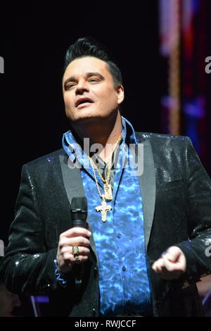 Moscou, Russie. 6e Mar 2019. Concert à la mémoire d'Elvis Presley à Moscou. Elvis. Le Roi - un hommage unique show, une collection des meilleurs concerts de la télévision du grand Elvis et ses engagements au niveau des sites de Las Vegas. Moscou, Centre des congrès. Plékhanov, le 6 mars 2019. Crédit : Pavel Kashaev/Alamy Live News Banque D'Images