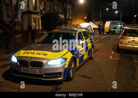 Police sur les lieux de crime à Londres, Angleterre Royaume-Uni Banque D'Images