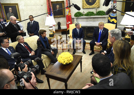 Washington, District de Columbia, Etats-Unis. Mar 6, 2019. Le Président des Etats-Unis, Donald J. Trump nous rencontre Danny citoyen Burch, a récemment publié comme otage au Yémen, et des membres de sa famille, à la Maison Blanche, Washington, DC, le 6 mars 2019. Burch a été enlevé il y a plus de 18 mois, en collaboration avec une société pétrolière Yemini. Sont également présents le sénateur américain Mitt Romney (républicain de l'Utah), (L), et le sénateur américain Lindsey Graham (républicain de Caroline du Sud) (2e, L). Crédit : Mike Theiler/CNP Crédit : Mike Theiler/CNP/ZUMA/Alamy Fil Live News Banque D'Images