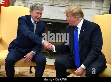 Washington, États-Unis d'Amérique. 08Th Mar, 2019. Le Président des Etats-Unis, Donald J. Trump (R), serre la main du citoyen américain Danny Burch, a récemment publié comme otage au Yémen, à la Maison Blanche, Washington, DC, le 6 mars 2019. Burch a été enlevé il y a plus de 18 mois, en collaboration avec une société pétrolière Yemini. Crédit : Mike Theiler/CNP Crédit dans le monde entier | conditions : dpa/Alamy Live News Banque D'Images