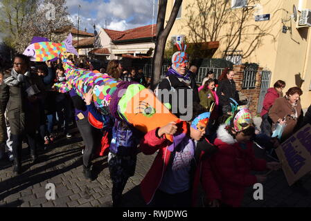 Madrid, Madrid, Espagne. Mar 6, 2019. Revelers sont vu porter une sardine symbolique lors de l'événement.Le traditionnel 'enterrement de la Sardine'' est une cérémonie qui a lieu à Madrid pour marquer la fin de carnaval et début de Carême 40 jours avant Pâques. Il se compose d'un défilé qui parodie un enterrement dans lequel un chiffre symbolique en forme de sardine est brûlé. Cette festivité coïncide avec le mercredi des Cendres et symbolise l'enterrement du passé et la renaissance de la société. Crédit : John Milner SOPA/Images/ZUMA/Alamy Fil Live News Banque D'Images