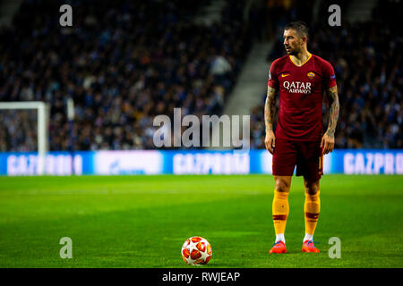 Porto, Portugal. 08Th Mar, 2019. En tant que joueur de Roma Aleksandar Kolarov (R) pendant le match pour la 16e ronde de la Ligue des Champions 2e jambe à Dragon Stadium à Porto, Portugal Crédit : Diogo Baptista/Alamy Live News Banque D'Images