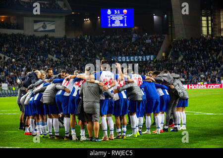 Porto, Portugal. 08Th Mar, 2019. L'équipe du FC Porto célèbre le winat la fin du match pour la 16e ronde de la Ligue des Champions de l'UEFA 2e jambe à Dragon Stadium à Porto, Portugal Crédit : Diogo Baptista/Alamy Live News Banque D'Images