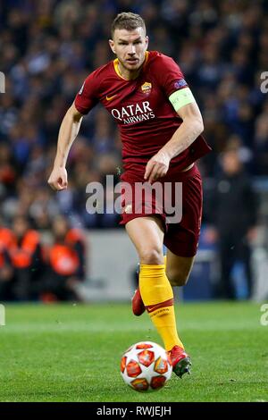 Porto, Portugal. 08Th Mar, 2019. Dzeko lors du match entre Porto et Roma tenue au Estádio do Dragão dans Porto, PT. Le match est la deuxième valide pour la ronde de 16 de la Ligue des Champions 2018/19. Crédit : Marco Galvão/FotoArena/Alamy Live News Banque D'Images