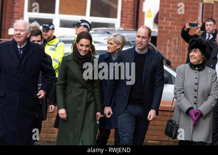 Blackpool, Royaume-Uni. 6 mars 2019. Le duc de Cambridge, le Prince William et la duchesse de Cambridge profitez d'une journée de présentations dans l'ensemble de Blackpool. Malgré la pluie torrentielle et le vent, des centaines paniers les rues de rencontrer le couple royal et héritier du trône. Credit : Benjamin Wareing/ Alamy Live News Banque D'Images