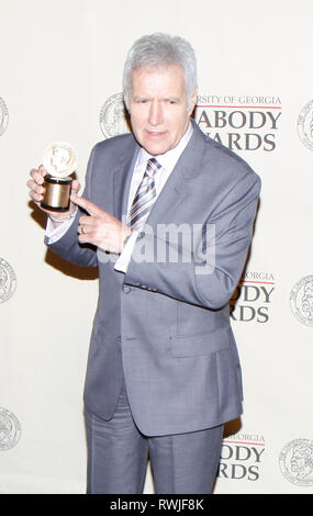 ***PHOTO*** Alex Trebek révèle qu'il a l'étape 4 le cancer du pancréas à l'Alex Trebek, George Foster Peabody Awards du Waldorf Astoria à New York. 21 mai 2012. © Laura Trevino/MediaPunch Inc. Banque D'Images