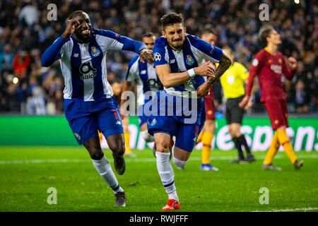 Les joueurs du FC Porto Alex telles (R) et Moussa Marega (L) célèbre le troisième but durant le match contre l'AS Roma pour l'UEFA Champions League round 16 deuxième manche au stade du Dragon de Porto. Score final : le FC Porto 3-1 AS Roma Banque D'Images