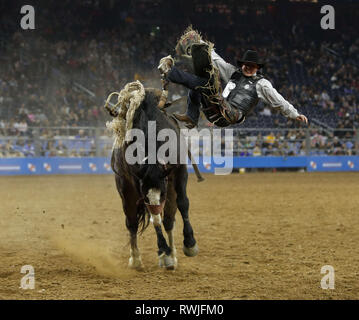 Beijing, USA. 5e Mar, 2019. Un cavalier tombe de cheval au cours de la Houston Livestock Show and Rodeo de Houston, Texas, États-Unis, le 5 mars 2019. Credit : Chanson Qiong/Xinhua/Alamy Live News Banque D'Images