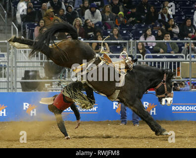 Beijing, USA. 5e Mar, 2019. Un cavalier tombe de cheval au cours de la Houston Livestock Show and Rodeo de Houston, Texas, États-Unis, le 5 mars 2019. Credit : Chanson Qiong/Xinhua/Alamy Live News Banque D'Images