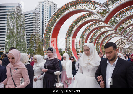 Grosny, la Russie. 05Th Oct, 2018. À l'occasion du 200e anniversaire de la fondation de Grozny, suite nuptiale 200 des couples de célébrer leur mariage dans le centre-ville. (Dpa article 'la dictature de Kadyrov en Tchétchénie est une bombe à retardement') Credit : Emile Alain Ducke/dpa/Alamy Live News Banque D'Images