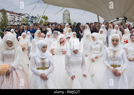 Grosny, la Russie. 05Th Oct, 2018. À l'occasion du 200e anniversaire de la fondation de Grozny, suite nuptiale 200 des couples de célébrer leur mariage dans le centre-ville. (Dpa article 'la dictature de Kadyrov en Tchétchénie est une bombe à retardement') Credit : Emile Ducke/A4897/Emile Ducke/dpa/Alamy Live News Banque D'Images