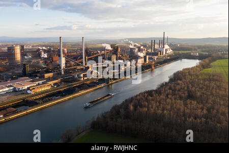 05 mars 2019, Basse-Saxe, Salzgitter : Le soleil brille sur l'aciérie de Salzgitter AG. (Photographie aérienne avec drone) Photo : Christophe Gateau/dpa Banque D'Images