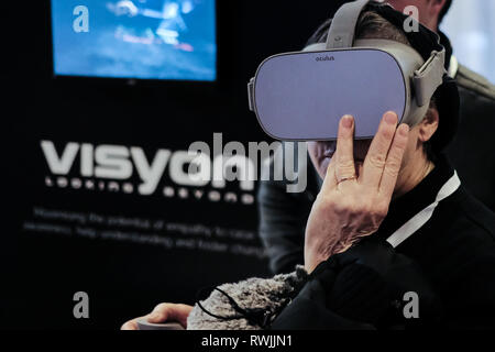 Jérusalem, Israël. 7 mars, 2019. Les visiteurs font l'expérience de la réalité virtuelle par Visyon. OurCrowd, une plate-forme d'investissement global et Israël les principales sociétés Sommet des investisseurs, considérée comme la plus grande vitrine technologique en Israël, est ouverte à l'International Convention Centre à Jérusalem avec plus de 170 start-ups avec 17 000 participants inscrits. OurCrowd, géré par une équipe de professionnels de l'investissement et conduit par l'entrepreneur et fondateur Jon Medved, a annoncé qu'il a levé un total de $1 milliards pour 170 entreprises et fonds 18 en 6 ans seulement. Credit : Alon Nir/Alamy Live News Banque D'Images