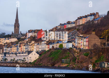 Cobh, Cork, Irlande. 07Th Mar, 2019. Un matin tôt vue sur mer maisons et la cathédrale saint Colman à Cobh, dans le comté de Cork, Irlande. Crédit : David Creedon/Alamy Live News Banque D'Images