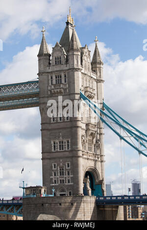 Londres, Royaume-Uni. 7 mars, 2019. Ciel bleu sur Tower Bridge à Londres le soleil brille et la rivière. Des vents forts sont à prévoir pour cet après-midi à Londres. Credit : Keith Larby/Alamy Live News Banque D'Images