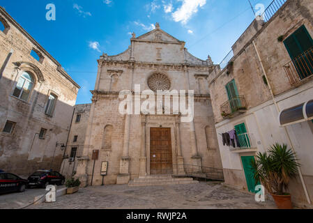 Façade de l'église de San Domenico (Chiesa di San Domenico) dans la vieille ville de Monopoli, Puglia, Italie. Région des Pouilles Banque D'Images