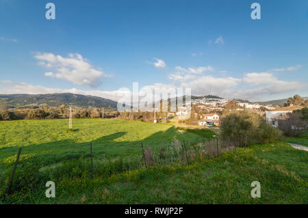 La ville de Jimena de la Frontera, Cadix, Espagne. Vue depuis la route d'entrée Banque D'Images