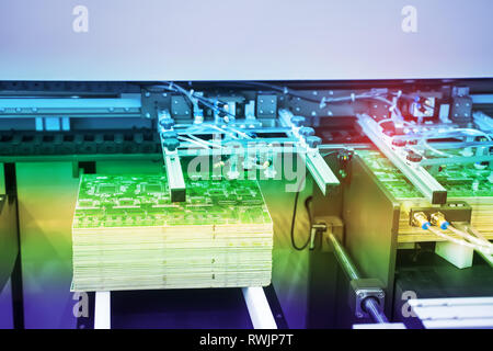 Automatisation de l'assemblage de la machine de circuit imprimé avec le bras robot,Smart factory industrie 4.0 concept. Banque D'Images