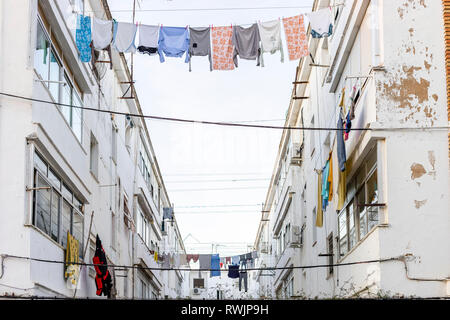 Vêtements lavés accroché entre bâtiments residencial à Ayamonte, Andalousie, Espagne Banque D'Images