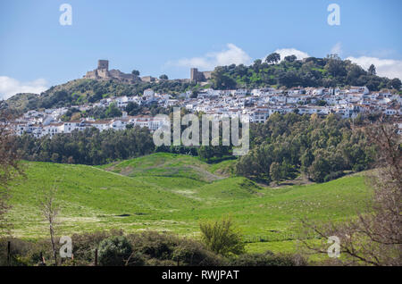 La ville de Jimena de la Frontera, Cadix, Espagne. Vue depuis la route de sortie Banque D'Images