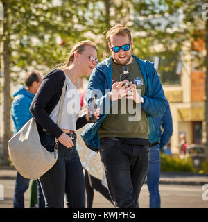 Prendre des photos avec un smartphone, Festival de Reykjavik, Islande Banque D'Images