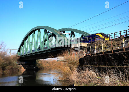 Zephyr 180, première classe la coque passant sur la rivière Trent Bridge, East Coast Main Line, Newark on Trent, Nottinghamshire, Angleterre, Royaume-Uni Banque D'Images