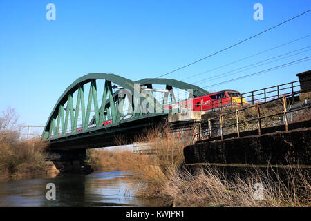 LNER train passant sur la rivière Trent Bridge, East Coast Main Line, Newark on Trent, Nottinghamshire, Angleterre, Royaume-Uni Banque D'Images