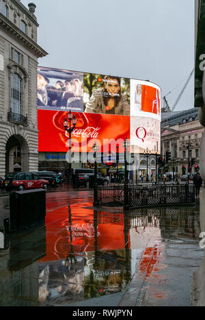 Piccadilly Circus, Londres sous la pluie, montrant les réflexions sur les trottoirs Banque D'Images