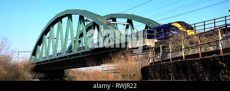 Zephyr 180, première classe la coque passant sur la rivière Trent Bridge, East Coast Main Line, Newark on Trent, Nottinghamshire, Angleterre, Royaume-Uni Banque D'Images