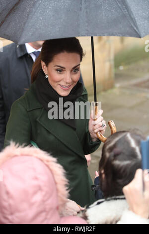 La duchesse de Cambridge quitte après une visite à la bibliothèque centrale de Blackpool avec le duc de Cambridge, où ils ont rencontré des personnes touchées par des problèmes de santé mentale, tandis que la Duchesse se joint aux personnes impliquées dans un meilleur départ de Blackpool programme. Banque D'Images