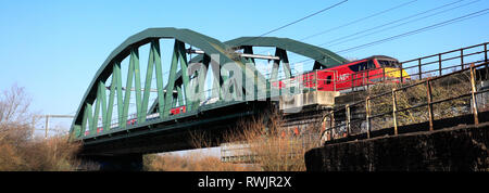 LNER train passant sur la rivière Trent Bridge, East Coast Main Line, Newark on Trent, Nottinghamshire, Angleterre, Royaume-Uni Banque D'Images