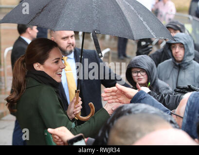 La duchesse de Cambridge quitte après une visite à la bibliothèque centrale de Blackpool avec le duc de Cambridge, où ils ont rencontré des personnes touchées par des problèmes de santé mentale, tandis que la Duchesse se joint aux personnes impliquées dans un meilleur départ de Blackpool programme. Banque D'Images