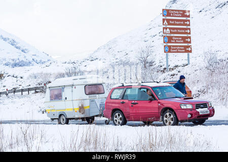 Subaru voiture remorquage caravane Eriba tirant sur un froid matin d'hiver avec de la neige à Rannoch Moor, Glencoe, Argyll, Scotland Banque D'Images