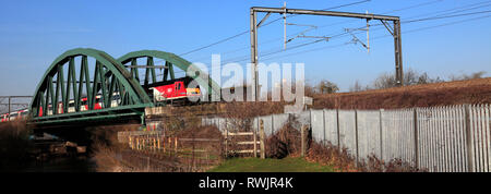 LNER train passant sur la rivière Trent Bridge, East Coast Main Line, Newark on Trent, Nottinghamshire, Angleterre, Royaume-Uni Banque D'Images