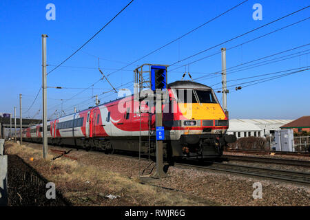 82226 LNER train, passant du signal SPAD, London et North Eastern Railway, East Coast Main Line, Newark on Trent, Nottinghamshire, Angleterre, Royaume-Uni Banque D'Images