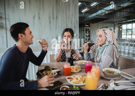Happy asian friends having lunch together Banque D'Images