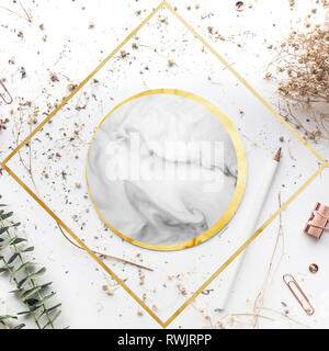 En texture frame avec bouquet sec,direction fleur sur fond blanc.copy space, template design élégant Banque D'Images