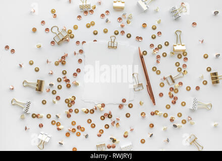 Table de travail élégant avec des accessoires sur fond blanc avec le féminisme de luxe.style.télévision lay Banque D'Images