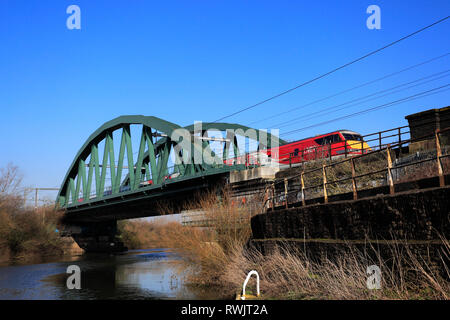 LNER train passant sur la rivière Trent Bridge, East Coast Main Line, Newark on Trent, Nottinghamshire, Angleterre, Royaume-Uni Banque D'Images