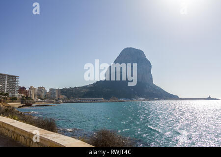 Vue panoramique sur la plage de Calpe, Espagne, avec le Penon de Ifach montagne dans l'arrière-plan Banque D'Images