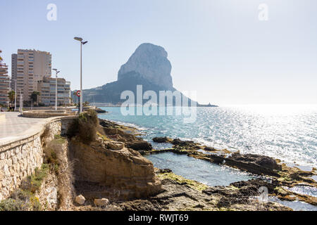 Ruines romaines, Baños de la Reina, les bains de la Reine dans la plage de Calpe, Espagne. Le Penon de Ifach est la montagne en arrière-plan Banque D'Images