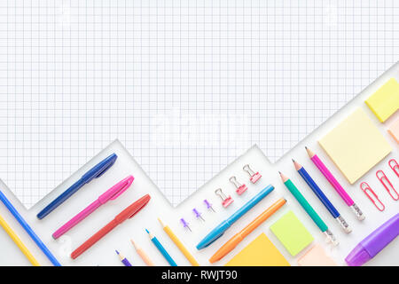 La créativité des idées avec des concepts de mise à plat sur papier coloré fond espace wite.retour à l'école.maquette moderne de l'entreprise et de l'éducation. Banque D'Images