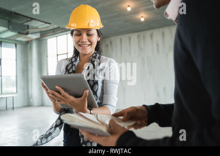 Ingénieur superviseur femme chercher une propriété concept design numérique sur tablette Banque D'Images