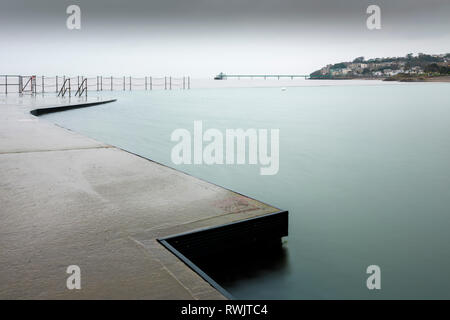 Le Lac Marin à Clevedon avec la jetée victorienne dans l'estuaire de la Severn au-delà. North Somerset, Angleterre. Banque D'Images