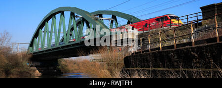 LNER train passant sur la rivière Trent Bridge, East Coast Main Line, Newark on Trent, Nottinghamshire, Angleterre, Royaume-Uni Banque D'Images